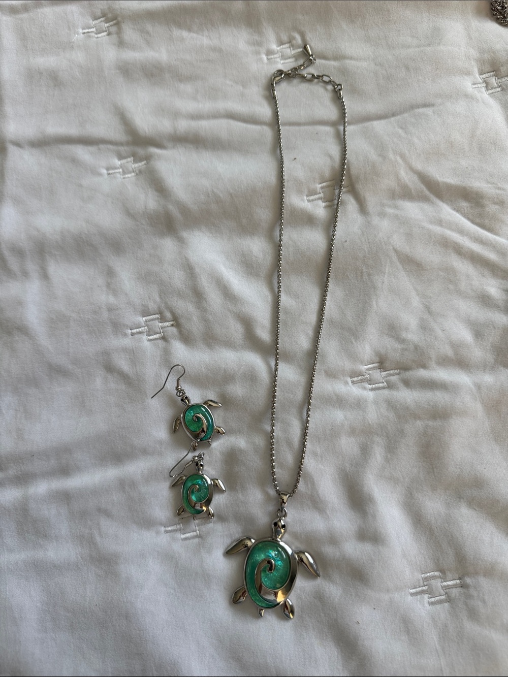 Silver Tone Green Turtle Pendant Necklace and Earring Set